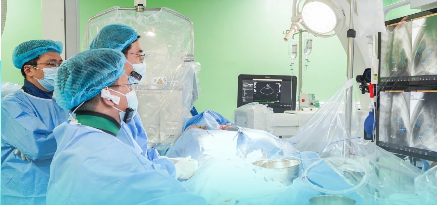 Bé gái 14 tuổi được thay van tim qua da thành công nhờ công nghệ 3D