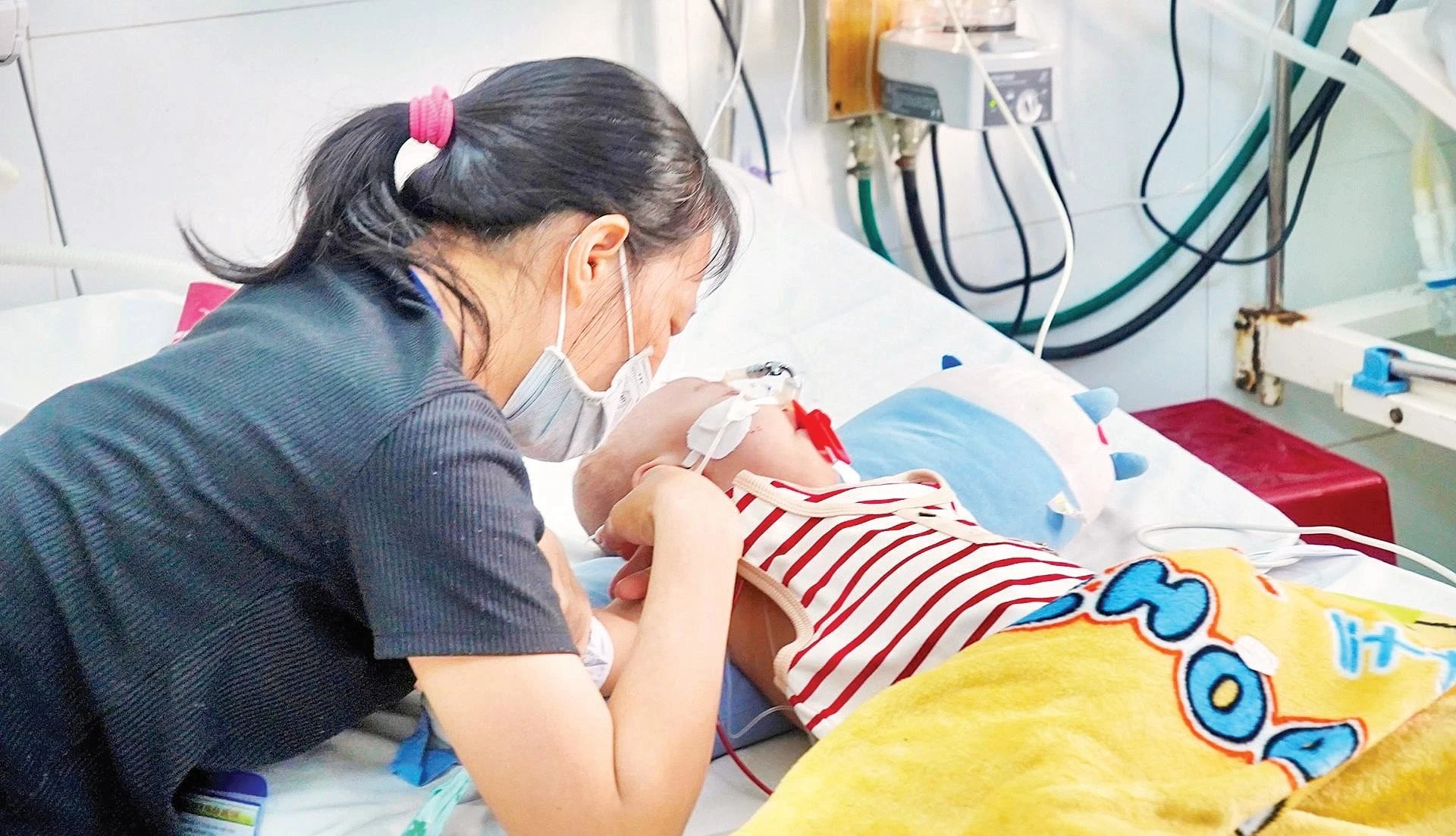 Tay chân miệng bùng phát: EV71 lưu hành, trẻ nhỏ đối mặt nguy cơ cao