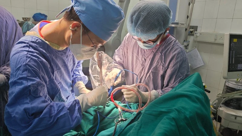 Bé trai bị dao đâm vào đầu do anh vô tình gây thương tích