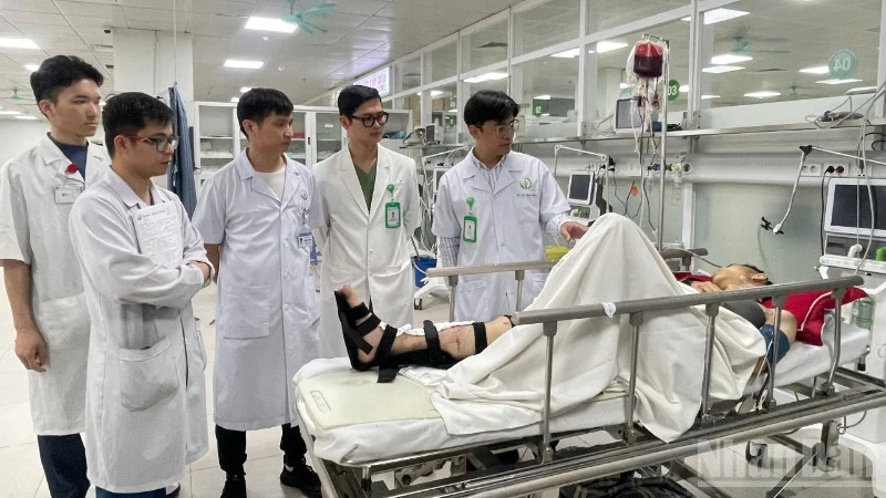 Tai nạn pháo nổ tự chế tăng cao dịp Tết, bệnh viện quá tải cấp cứu