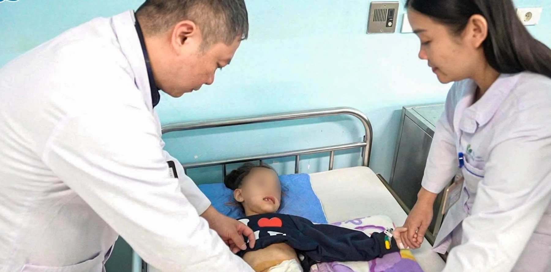Bé gái 8 tuổi ở Thanh Hóa may mắn thoát khối u hiếm gặp tại đầu tụy nhờ phẫu thuật phức tạp