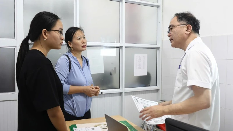 Bệnh viện 108 khám sàng lọc miễn phí gù vẹo cột sống cho trẻ em