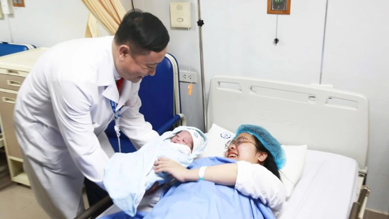 Bé trai đầu tiên chào đời đúng giao thừa tại Bệnh viện Phụ sản Trung ương