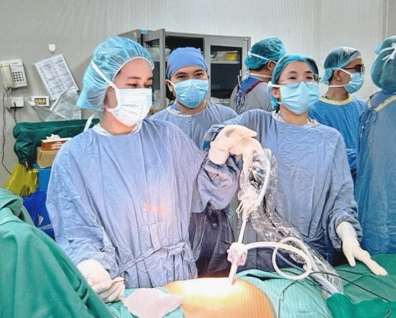 Bệnh nhân 64 tuổi phẫu thuật đồng thời hai ung thư hiếm gặp tại Bệnh viện Việt Đức