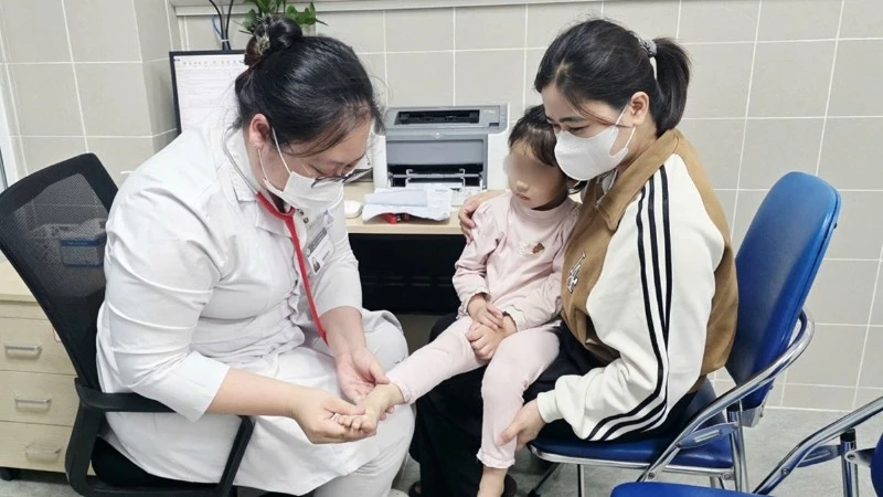 Bệnh Tay Chân Miệng Gia Tăng: Bác Sĩ Cảnh Báo Nguy Cơ Biến Chứng Nguy Hiểm