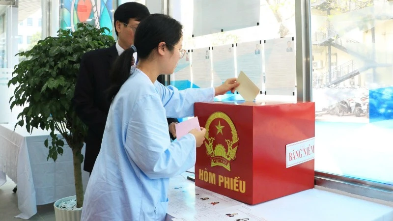 Bệnh nhân và người nhà tại Bệnh viện Phụ sản Trung ương thực hiện quyền bầu cử