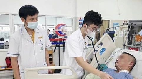 Nam bệnh nhân 44 tuổi thoát chết thần kỳ sau cơn ngừng tuần hoàn đột ngột tại Bệnh viện Bạch Mai