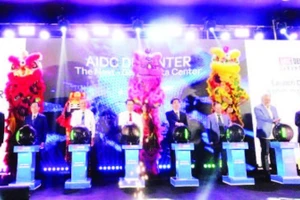 Các đại biểu thực hiện nghi thức khởi động dự án.