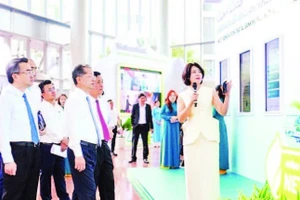 Các đại biểu tham quan triển lãm tài chính tại diễn đàn.