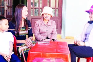 Chị Cil Sia Duyên (thứ hai, bên trái) đến các gia đình trong tổ dân phố để tuyên truyền chủ trương, chính sách của Đảng, Nhà nước.