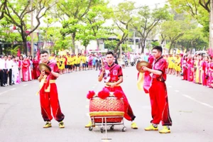 Lễ hội biển Sơn Trà diễn ra vào đầu xuân hằng năm là dịp để ôn lại truyền thống và phát huy nghề biển của cư dân ven biển Sơn Trà.