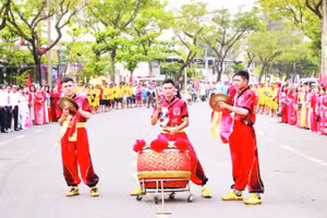 Lễ hội biển Sơn Trà diễn ra vào đầu xuân hằng năm là dịp để ôn lại truyền thống và phát huy nghề biển của cư dân ven biển Sơn Trà.