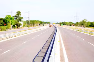 Đoạn tuyến cao tốc này có bốn làn xe, bề rộng nền đường 17m, tốc độ cao nhất cho phép 80 km/giờ.