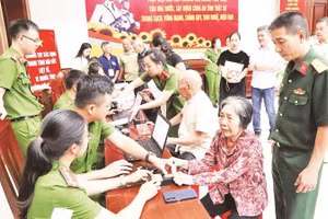 Các đơn vị chức năng lấy mẫu sinh phẩm ADN của thân nhân liệt sĩ để phục vụ công tác xác định danh tính hài cốt liệt sĩ bằng công nghệ ADN.