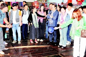  Du khách tham quan làng bè ngã ba sông Châu Đốc.