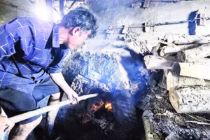 Đốt lửa cho các lò hầm than tại Hợp tác xã Tân Phát.