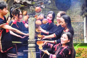 Mời rượu - một hoạt động mang tính trang trọng trong nghi lễ đón khách của dân tộc Ê Đê.