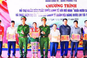 Đoàn Kinh tế-Quốc phòng 716 trao bảng tượng trưng cặp hươu giống cho người dân.