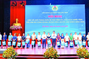 Lãnh đạo tỉnh Bắc Ninh tặng quà, động viên người lao động có hoàn cảnh khó khăn.