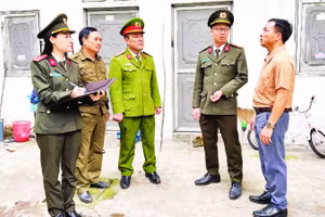 Công an xã Bình Xuyên trao đổi với chủ nhà trọ về bảo đảm an ninh trật tự.