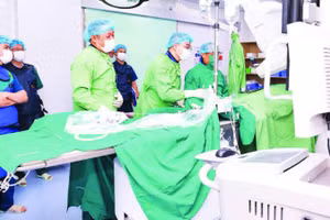 Thực hiện kỹ thuật IVUS (sử dụng đầu dò siêu âm) trong can thiệp tim mạch ở Bệnh viện Hữu nghị Việt Tiệp.