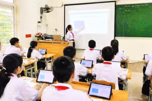 Học sinh Trường trung học cơ sở Hoàng Diệu (phường Trà Lý, tỉnh Hưng Yên) ứng dụng công nghệ AI trong học tập.