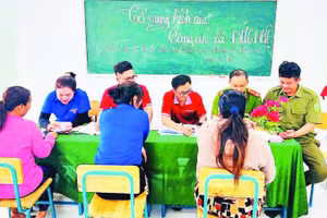 Tuổi trẻ xã Đức Huệ giúp nhân dân sử dụng dịch vụ công trực tuyến.