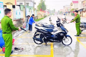 Trong tháng 3, cán bộ, chiến sĩ Công an xã Yết Kiêu trực tiếp tham gia rửa xe gây quỹ 6 triệu đồng để trao tặng các em nhỏ có hoàn cảnh khó khăn.