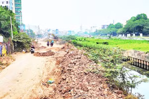 Một số gói thầu thuộc Dự án xây dựng hạ tầng và cải tạo môi trường kênh Tham Lương-Bến Cát-rạch Nước Lên, tiến độ thi công ì ạch, ảnh hưởng đến đời sống dân sinh.