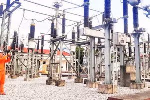 Nhân viên Công ty Điện lực Hưng Yên kiểm tra trạm điện 110 kV bằng camera ảnh nhiệt.