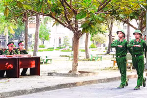 Quân khu 7 kiểm tra công tác huấn luyện chiến sĩ mới tại Trung đoàn Gia Định.