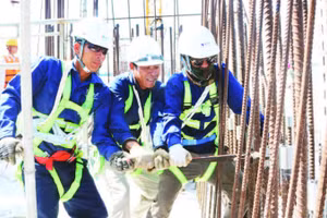 Công nhân đang thi công hạng mục công trình trụ cầu P21, cầu Đại Ngãi 1 bắc qua sông Hậu.