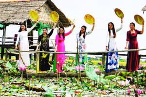 Du khách tham quan cánh đồng sen ở xã Đốc Binh Kiều, tỉnh Đồng Tháp.