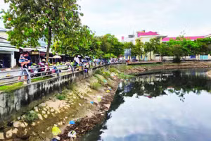 Một dòng kênh tại trung tâm Cần Thơ ô nhiễm vì rác thải.