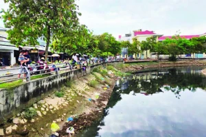 Một dòng kênh tại trung tâm Cần Thơ ô nhiễm vì rác thải.