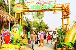 Du khách tham quan, mua sắm tại chợ phiên Xóm Rẫy.