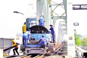 Công nhân tiến hành sửa chữa hư hỏng trên cầu Ghềnh do sự cố gây ra.