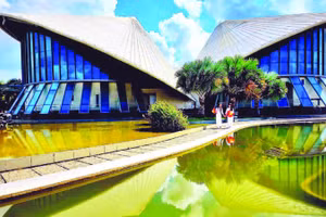 Nhà hát ba nón lá được tổ chức Kỷ lục Việt Nam xác lập “Nhà hát Cao Văn Lầu có hình dạng ba chiếc nón lá lớn nhất Việt Nam”. (Ảnh VÕ DŨNG)