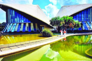 Nhà hát ba nón lá được tổ chức Kỷ lục Việt Nam xác lập “Nhà hát Cao Văn Lầu có hình dạng ba chiếc nón lá lớn nhất Việt Nam”. (Ảnh VÕ DŨNG)