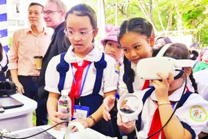 Học sinh tiểu học trải nghiệm thiết bị thực tế ảo trong hoạt động giáo dục STEM.