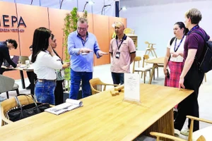 Khách quốc tế tham quan gian hàng nội thất gỗ cao cấp tại Hội chợ Xuất khẩu đồ gỗ và nội thất Thành phố Hồ Chí Minh, tháng 3/2026.