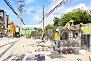 Đơn vị thi công dự án nâng cấp, mở rộng Quốc lộ 91 thi công phần rào chắn công trình.