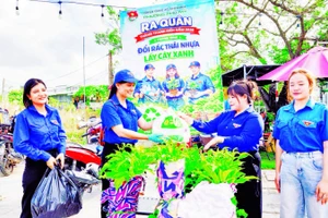 Hoạt động đổi rác thải nhựa lấy cây xanh do đoàn viên, thanh niên phường Phú Mỹ tổ chức.