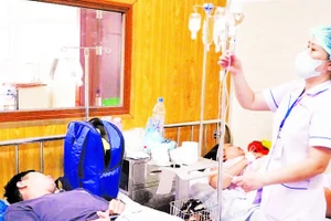 Truyền dịch cho bệnh nhân ngộ độc bánh mì tại Bệnh viện đa khoa Vũng Tàu ngày 2/3.