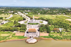Tượng đài và bến thả hoa bờ bắc sông Thạch Hãn.