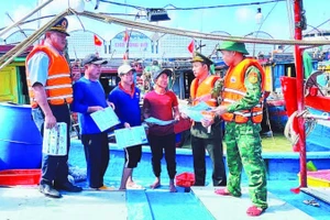 Lực lượng chức năng Quảng Trị tuyên truyền chống khai thác IUU cho ngư dân.