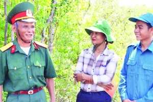 Chị Điểu Thị Prợt, cán bộ xã Cát Tiên 3, tỉnh Lâm Đồng trao đổi công việc cùng cựu chiến binh xã.