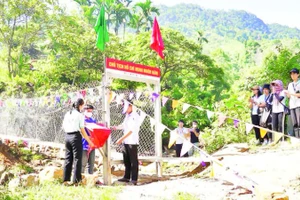 Cây cầu treo qua làng Tu Nương, xã Trà Tập hoàn thành trong niềm vui của người dân.