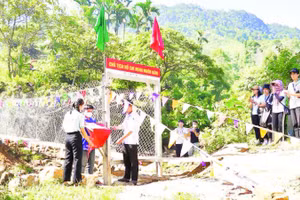 Cây cầu treo qua làng Tu Nương, xã Trà Tập hoàn thành trong niềm vui của người dân.