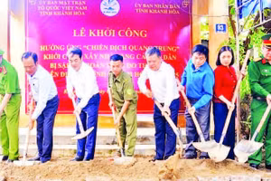 Lễ khởi công xây dựng nhà tặng các hộ dân bị thiệt hại nặng do thiên tai. (Ảnh VŨ TÂN)